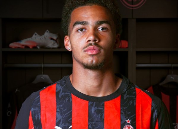 Chính thức: AC Milan ký vào hậ